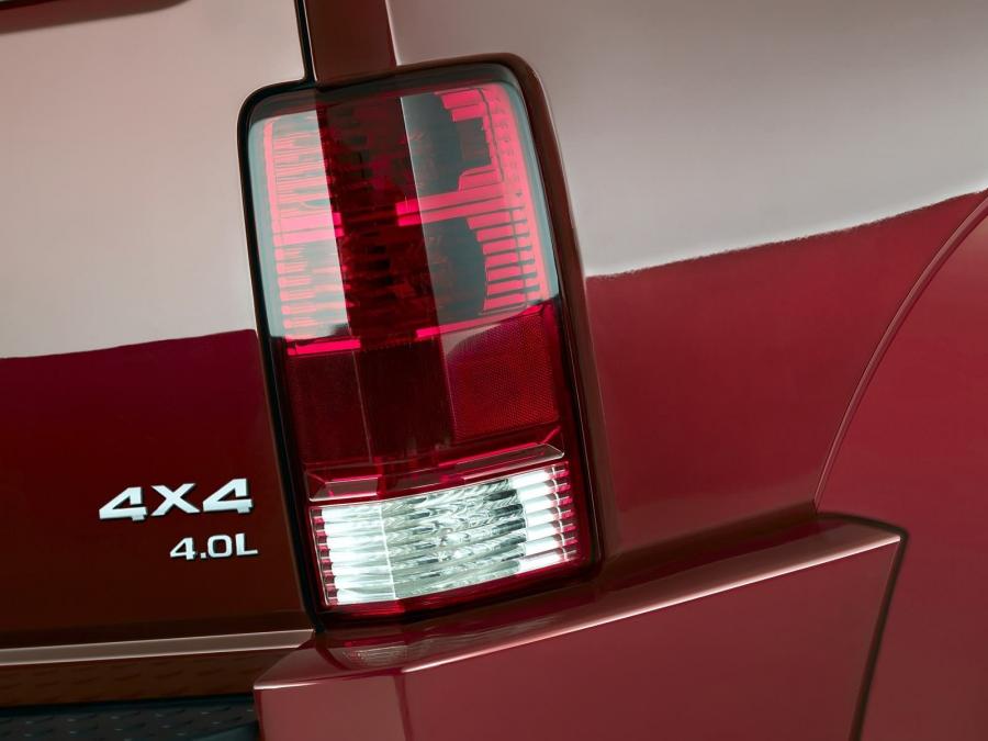  Dodge Nitro R/T 2006 года  (фото 34 из 36)
